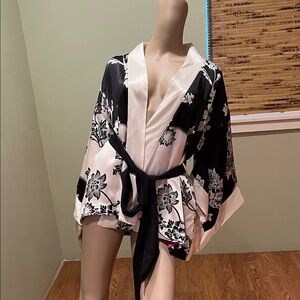 Soma Elegant Black and White Quilted Floral Kimono M/L